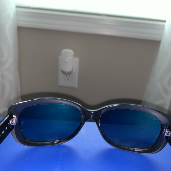 *SOLD*. Ladies Ray-Ban Sunglasses and Case - Picture 4 of 8